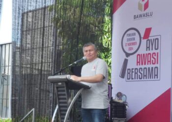 Sekretaris Daerah Kabupaten Kubu Raya Yusran Anizam mengapresiasi Apel Siaga Pengawasan Pilkada Serentak Tahun 2024 yang digelar Bawaslu Kabupaten Kubu Raya di Halaman Mal Gaia Bumi Raya City, Minggu (17/11/2024).