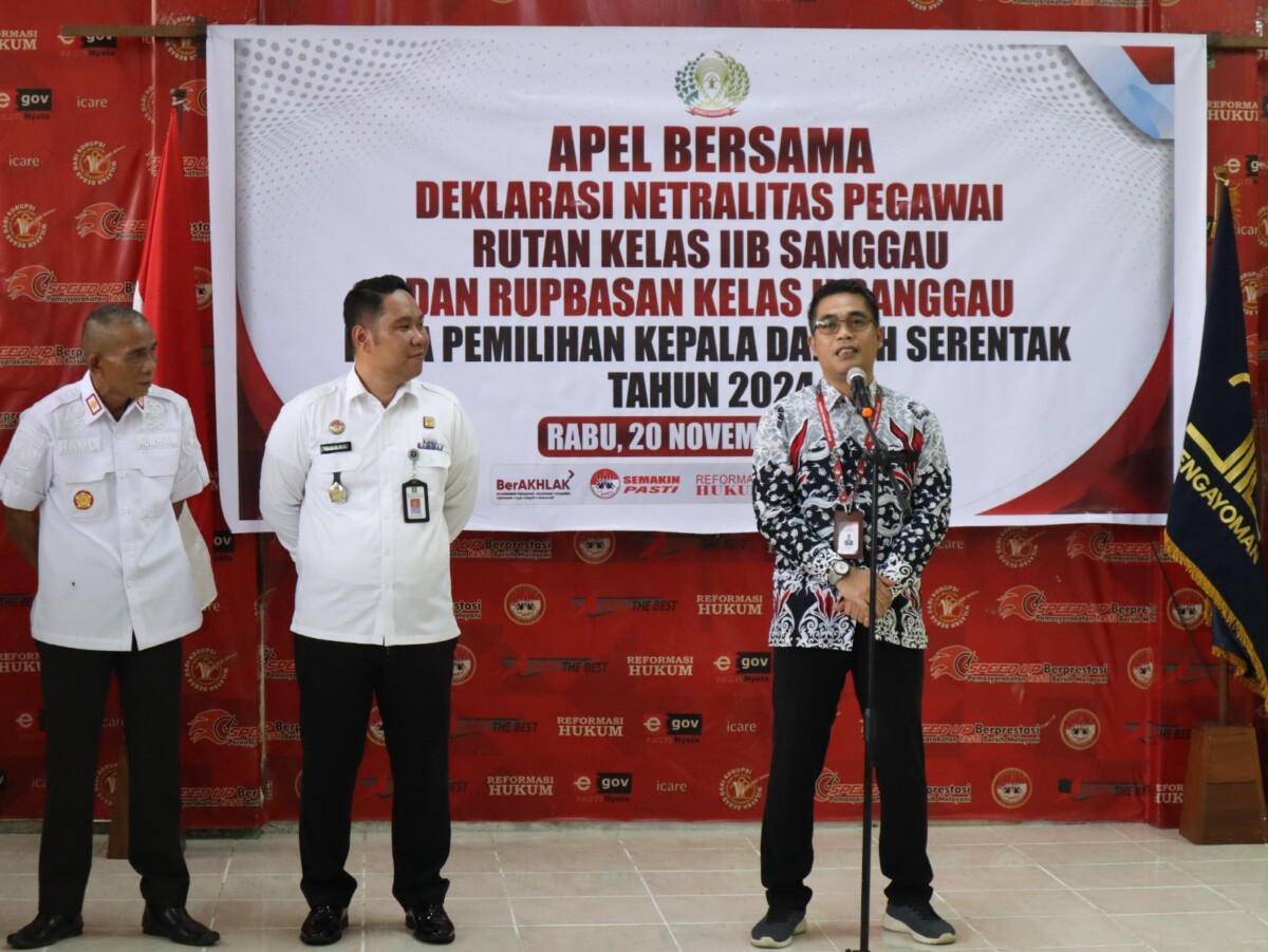 Ketua KPU Kabupaten Sanggau Iis Supianto saat memberikan sambutan pada Apel Deklarasi Netralitas Pegawai Rutan Kelas IIB Sanggau dan Rupbasan Kelas II Sanggau di Rutan Kelas IIB Sanggau, Rabu (20/11/2024).