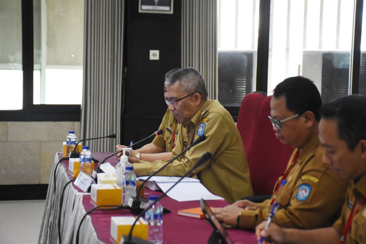 PJ Bupati Kubu Raya Syarif Kamaruzaman didampingi sekretaris daerah Kabupaten Kubu Raya Yusran Anizam beserta kepala OPD Kubu Raya, di Evaluasi Kinerja Triwulan III, Selasa(19/11) di Jakarta.