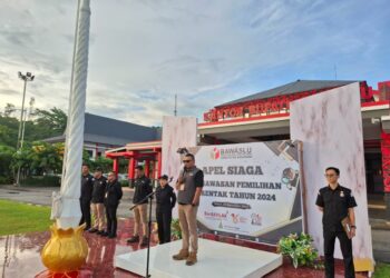 Koordinator Divisi Pencegahan Parmas dan Humas Bawaslu Kabupaten Sanggau Saparudin saat memimpin Apel Siaga Pengawasan Pemilihan Serentak Tahun 2024 di halaman Kantor Bupati Sanggau, Sabtu (16/11/2024).