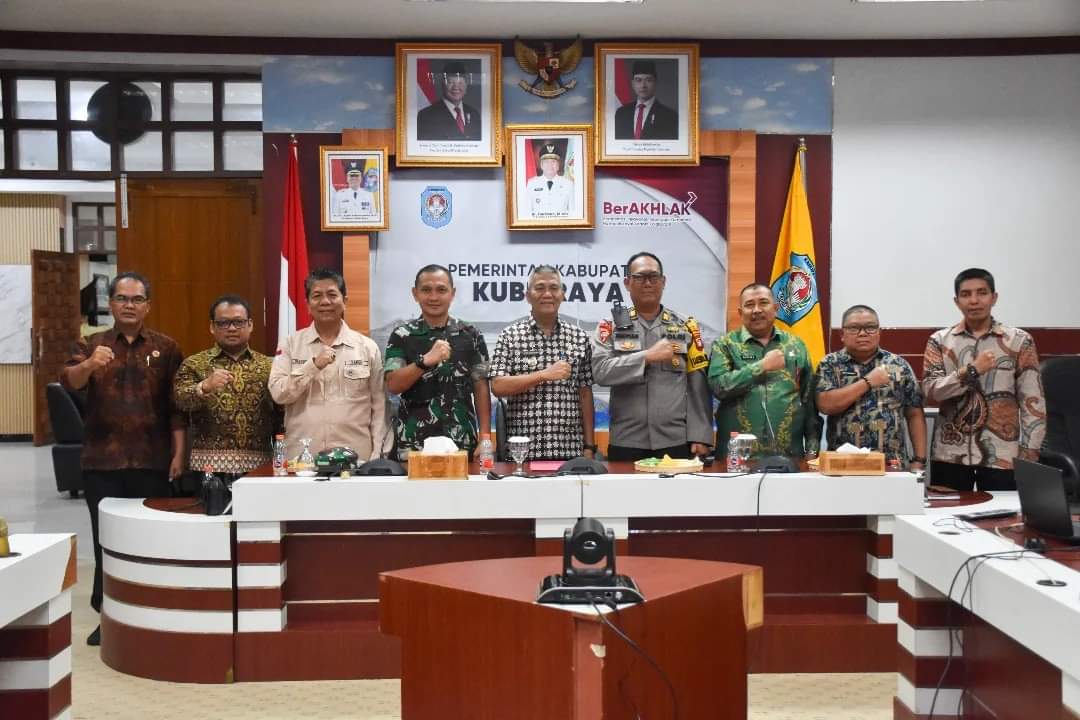 Pj Bupati Kubu Raya Syarif Kamaruzaman mengikuti secara virtual Rapat Kesiapan Pilkada Serentak Tahun 2024 yang dipandu Pj Gubernur Kalimantan Barat Harisson, Jumat (22/11/2024).