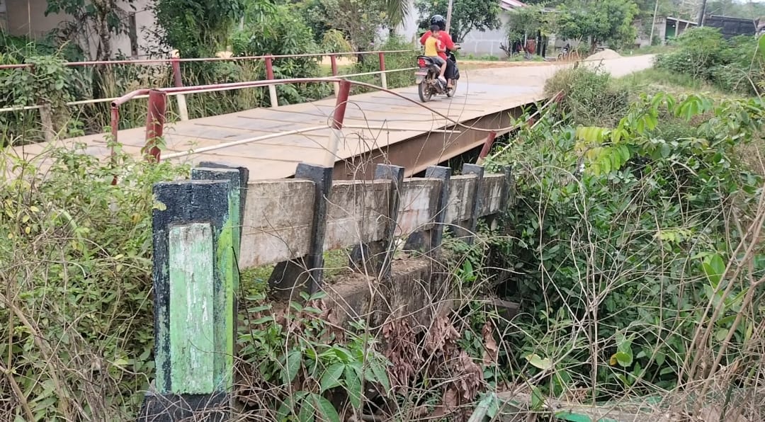 Jembatan di Jalan Penanjung-Tanjung Desa Mungguk yang rusak akibat diterjang banjir akhir tahun 2021 yang akan diperbaiki dengan dana Hibah BNPB. (Abdu Syukri)