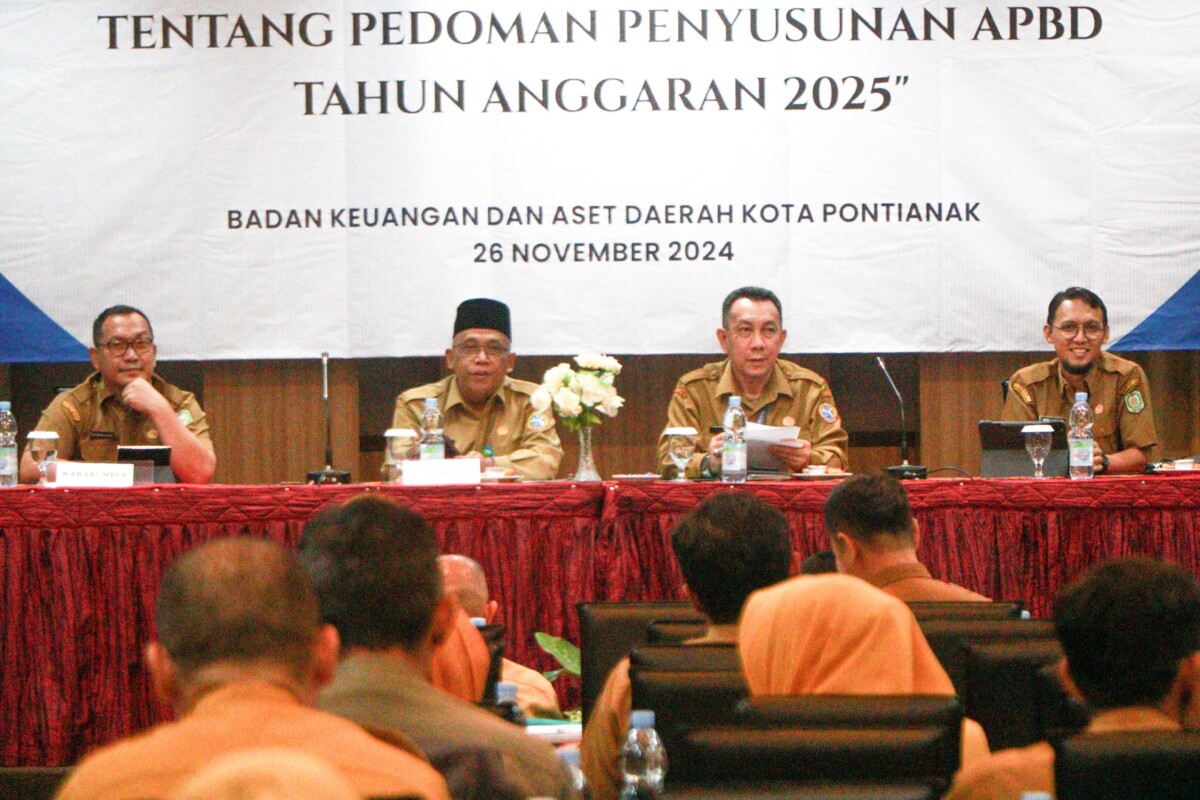 Sekda Kota Pontianak Amirullah membuka Sosialisasi Permendagri Nomor 15 Taun 2024 tentang Pedoman Penyusunan APBD Tahun Anggaran 2025