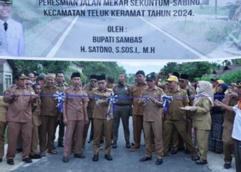 Bupati Sambas H. Satono resmikan pemakaian Jalan ruas Mekar Sekuntum - Sabing yang telah lama dinantikan