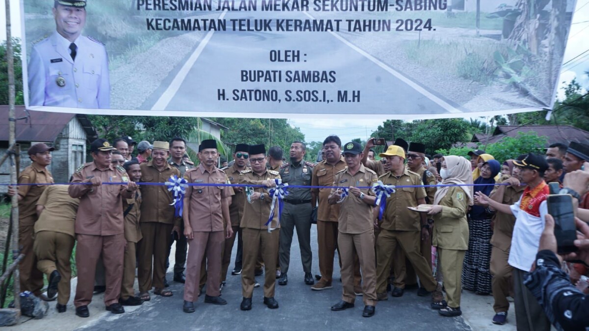 Bupati Sambas H. Satono resmikan pemakaian Jalan ruas Mekar Sekuntum - Sabing yang telah lama dinantikan