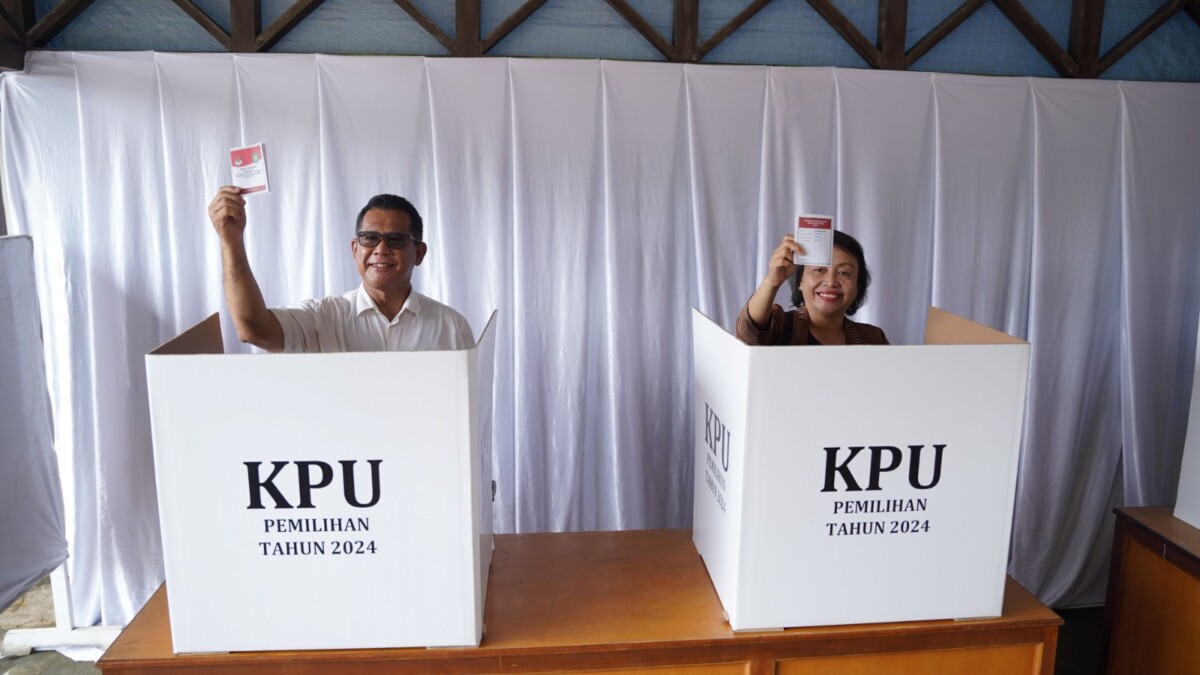 Pj Bupati Sanggau Suherman bersama Pj Ketua TP PKK Kabupaten Sanggau Ny Lusia Suherman menggunakan hak pilih di TPS 04, Kelurahan Hilir Kota, Kecamatan Kapuas, Kabupaten Sanggau untuk melakukan hak pilih dalam Pilkada Serentak 2024, Rabu (27/11/2024).