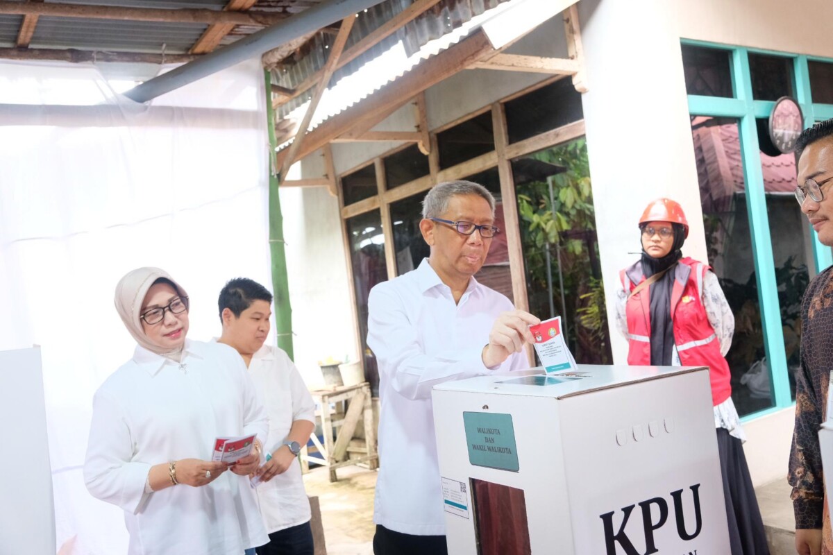 Calon Gubernur Kalbar nomor urut 1, Sutarmidji bersama keluarga saat melakukan pencoblosan (Foto: Tim Media Midji-Didi)