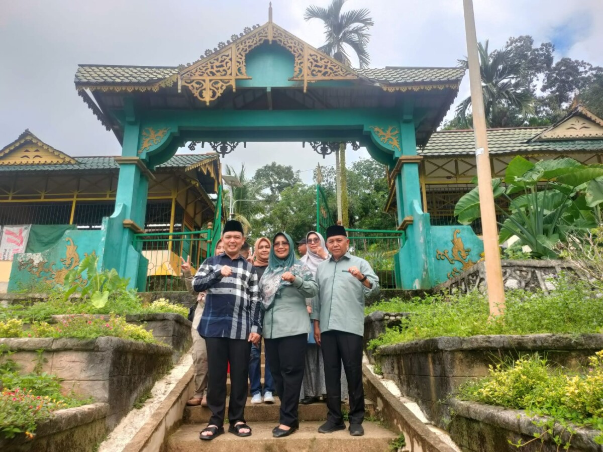 Ria Norsan, calon Gubernur Kalimantan Barat, bersama istrinya, Hj. Erlina, ziarah ke makam Opu Daeng Menambon.