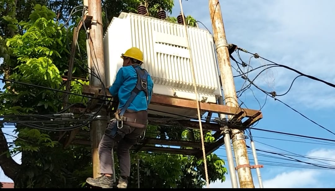 Petugas PLN Sekadau tengah memperbaiki salah satu gardu listrik yang rusak