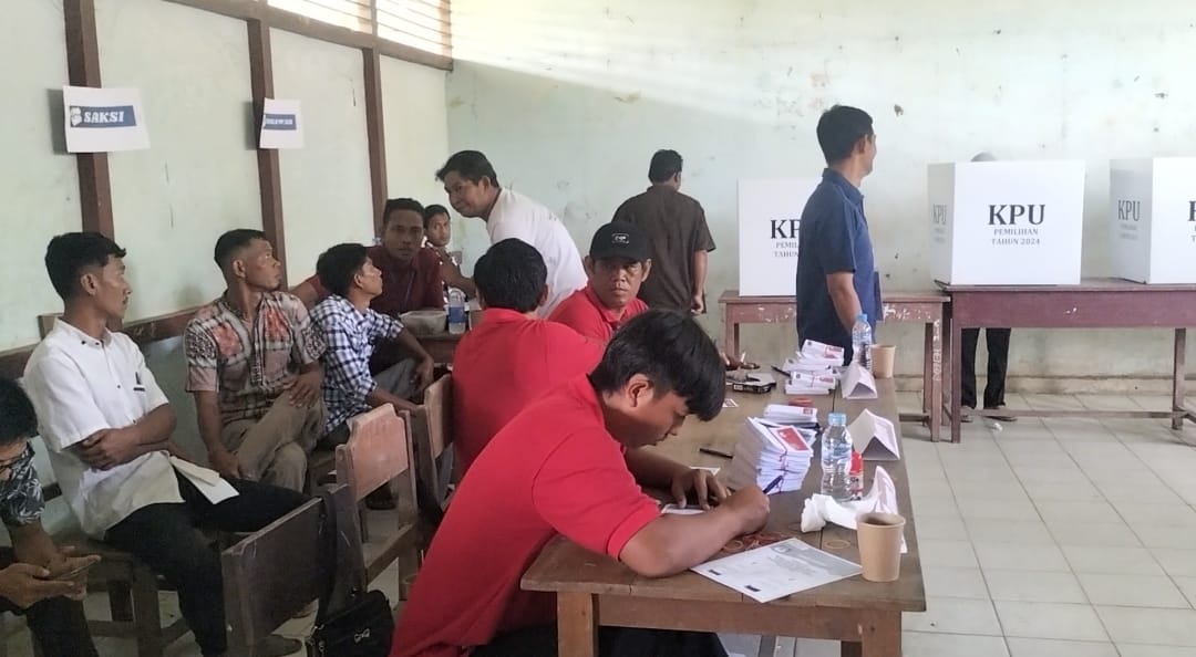 Kelancaran pelaksanaan pencoblosan Pilkada Kabupaten Sekadau yang ikut dibantu perusahaan swasta