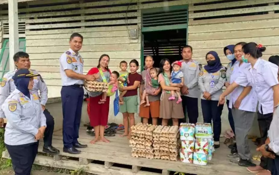 Salah satu Instansi di Sekadau tengah menyalurkan program bantuan anak asuh stunting