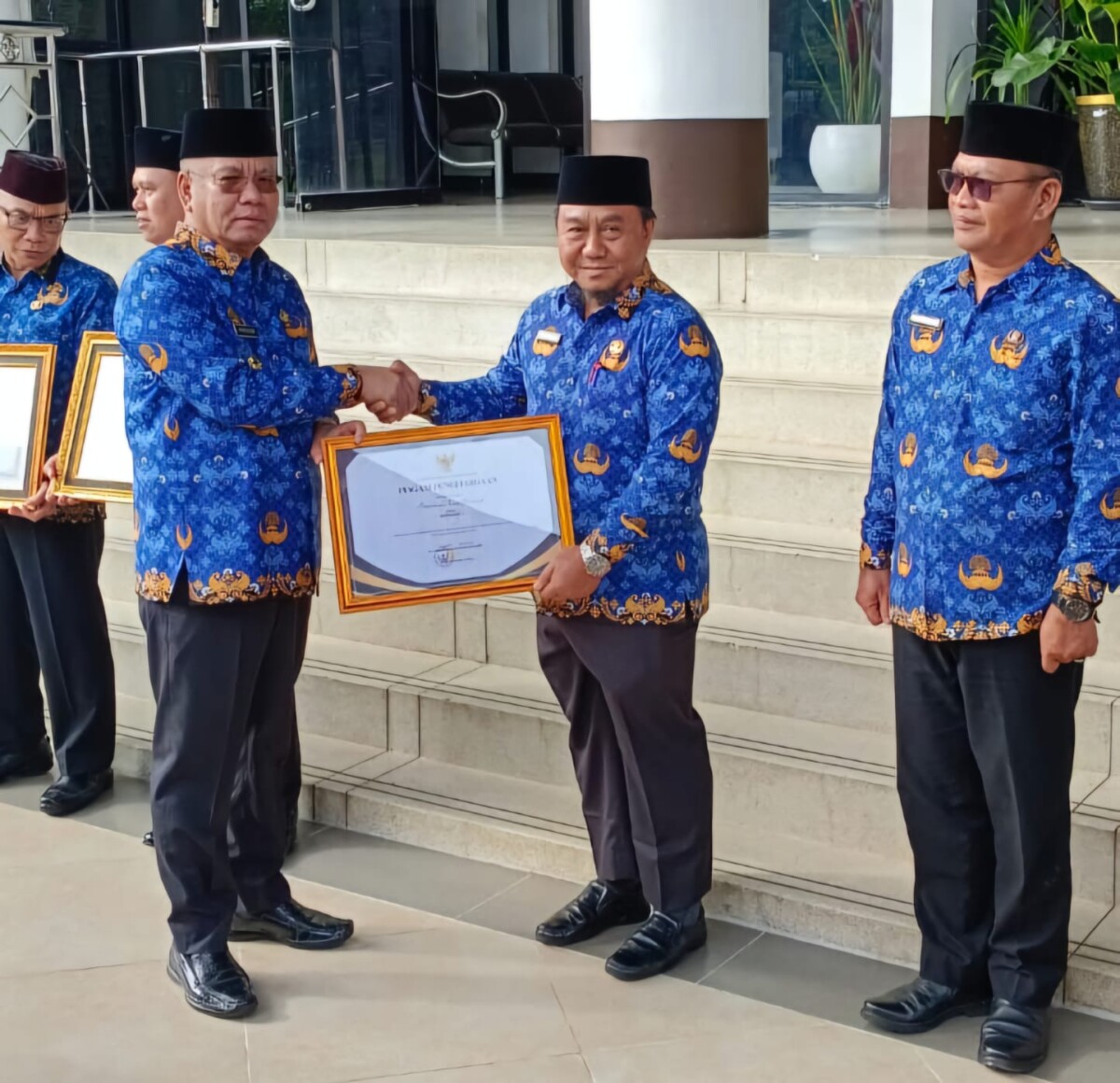 Kepala Bappeda Kota Pontianak Sidig Handanu saat menerima penghargaan.