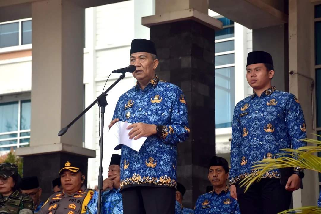 HUT Korpri, Pj Bupati Kamaruzaman saat menjadi Inspektur Upacara.