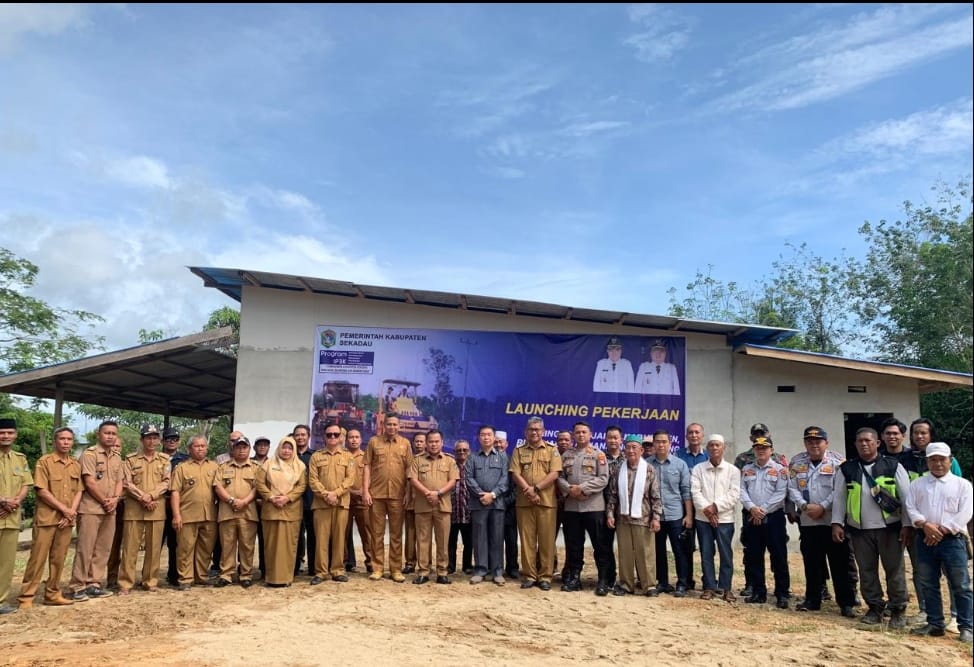 Kegiatan Launching perbaikan salah satu ruas jalan oleh Pemkab Sekadau yang didukung DPRD