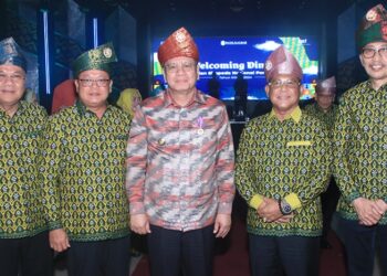 Foto : Pj Gubernur Kalimantan Barat Harisson, Forkopimda Provinsi Kalimantan Barat, Direktur Eksekutif Asbanda Wimran Ismaun, Ketua Umum Asbanda Yuddy Renaldi, Direktur Utama Bank Kalbar Rokidi