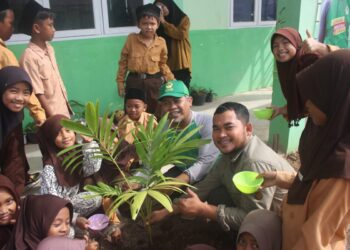 Ketua DPW LDII Kalbar, Susanto didampingi Kepala MIS Al Qomar dan para siswa menanam pohon di lingkungan pesantren