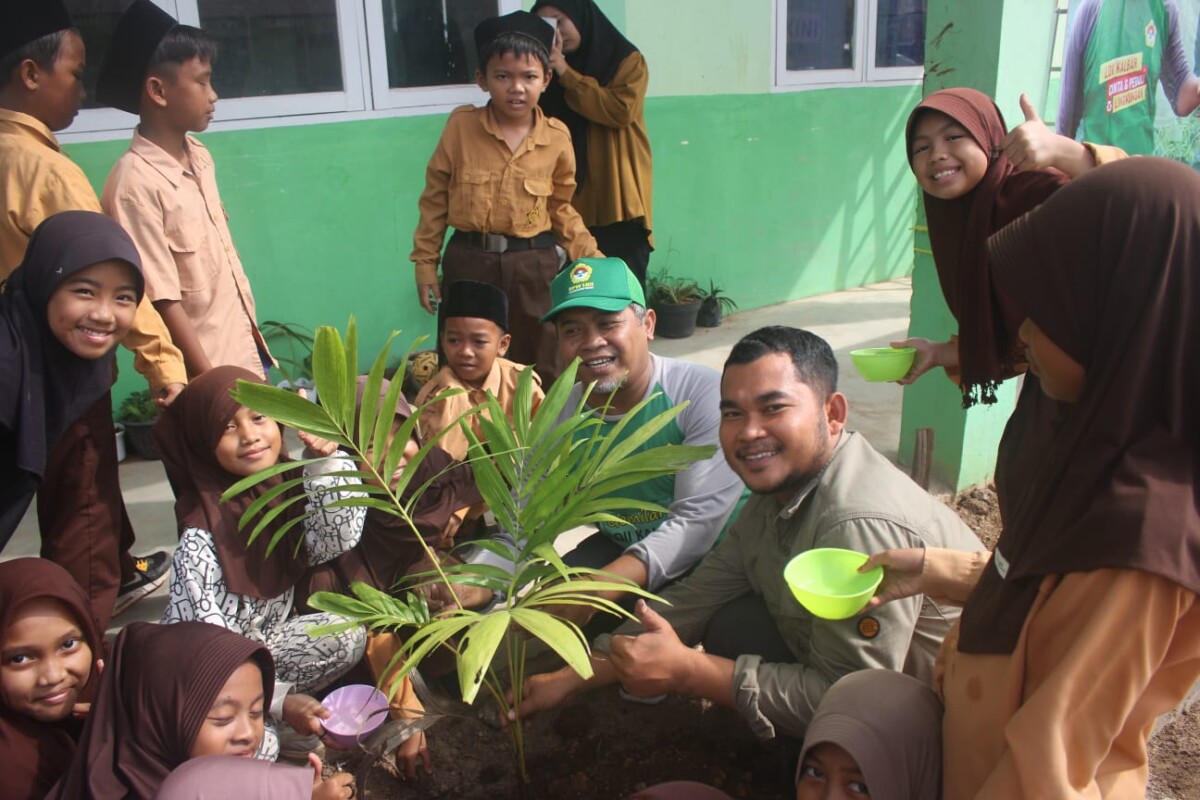 Ketua DPW LDII Kalbar, Susanto didampingi Kepala MIS Al Qomar dan para siswa menanam pohon di lingkungan pesantren