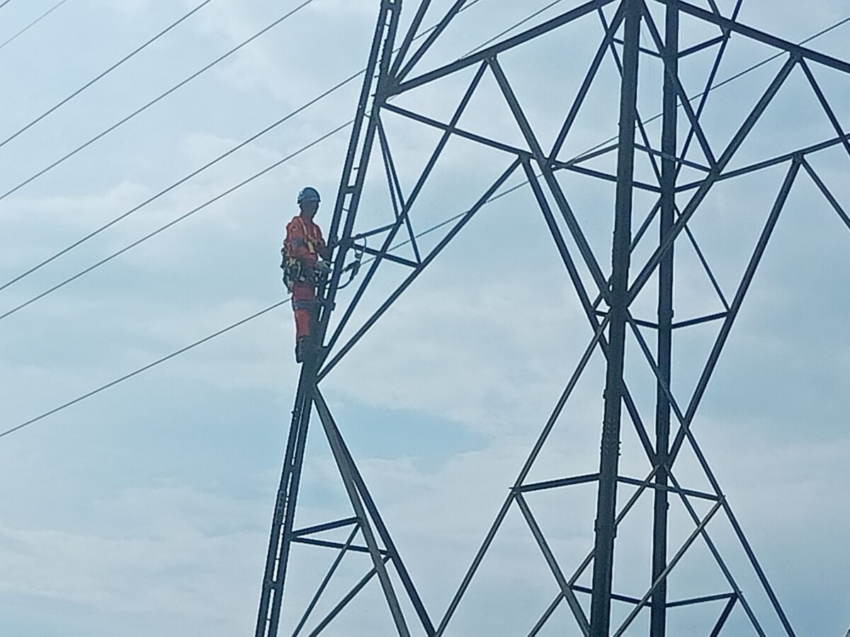 Petugas PLN melakukan Pekerjaan Dalam Keadaan Bertegangan (PDKB). Yakni membersihkan sisa-sisa tali layangan, Kamis (14/11/2024) sore. Foto: Deska Irnan Syafara/Jurnalis.co.id