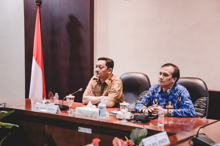 Pjs Bupati Jember Imam Hidayat (baju warna coklat) mengikuti zoom meeting dengan Mendagri. Foto: Sigit Priyono/Jurnalis.co.id