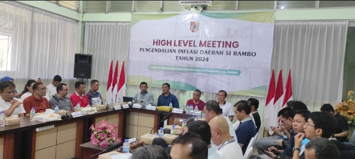 Pjs Bupati Jember Imam Hidayat pimpin rapat High Level Meeting bahas Inflasi. Foto: Sigit Priyono/Jurnalis.co.id