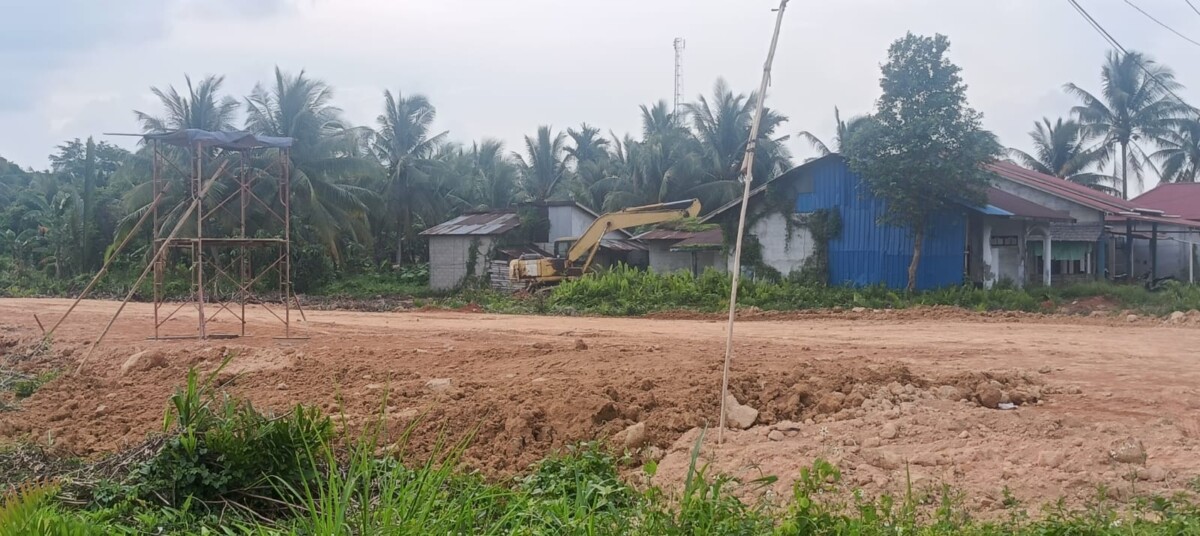 Tanah wakaf di Desa Mendalok yang sedang dikelola oleh Pengusaha dengan melibatkan alat berat