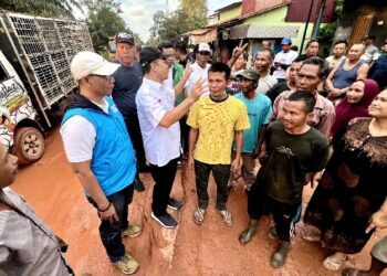 Dicegat Warga Sungai Nanjung, Norsan Bakal Akomodir Keinginan Perbaikan Jalan