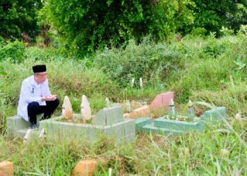 Sutarmidji Nyekar ke Makam Kedua Orang Tua di Gang Tengah