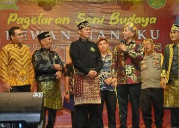 Martin Buka Pagelaran Seni Budaya IKKRAMAT