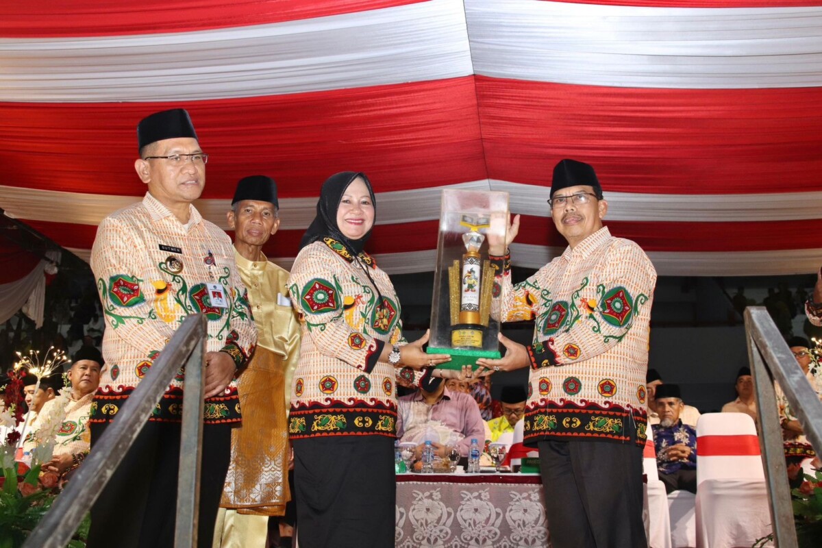 Pj Bupati Mempawah Ismail saat menerima piala juara umumj MTQ ke-32 di Kabupaten landak (ist) 