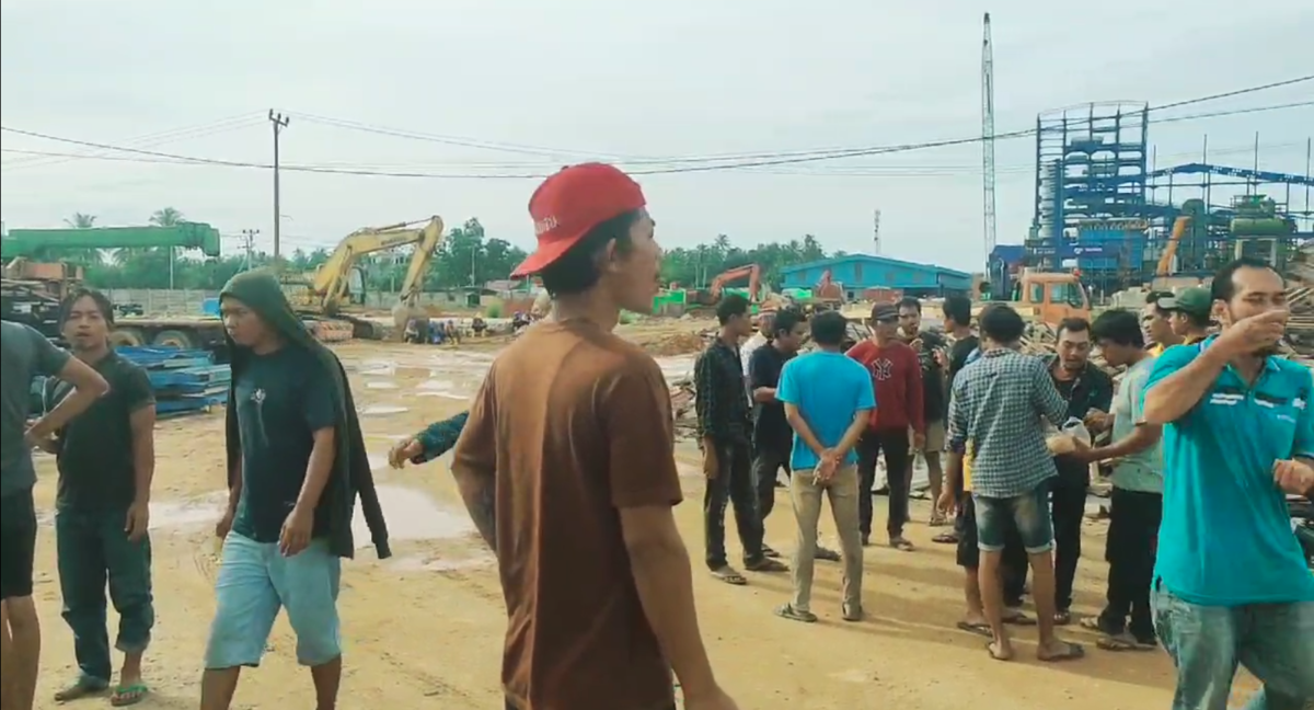 Buruh PT Berjaya saat menuntut Gaji Dibayarkan