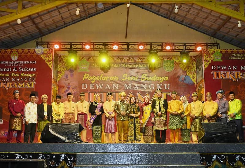 Bupati Martin poto bersama usai menutup Pagelaran Seni Budaya Melayu. Foto: Prokopim Pemkab Ketapang.