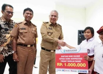 diserahkan oleh Penjabat (Pj) Gubernur Harisson didampingi Pj Ketua Tim Penggerak Pemberdayaan Kesejahteraan Keluarga (TP PKK) Provinsi Kalbar, Windy Prihastari, di Kantor Cabang Bank Kalbar Kabupaten Ketapang, Selasa (16/01/2023). Hadir dalam momen penyerahan bantuan tersebut, Direktur Kepatuhan Bank Kalbar, RSM Al Amin.