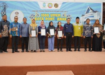 (Pj) Wali Kota Pontianak bersama staff dan Direktur Utama Bank Kalbar, Rokidi bersama staff dalam acara peluncuran program di Aula Rumah Jabatan Wali Kota Pontianak, Kamis (5/9/2024).