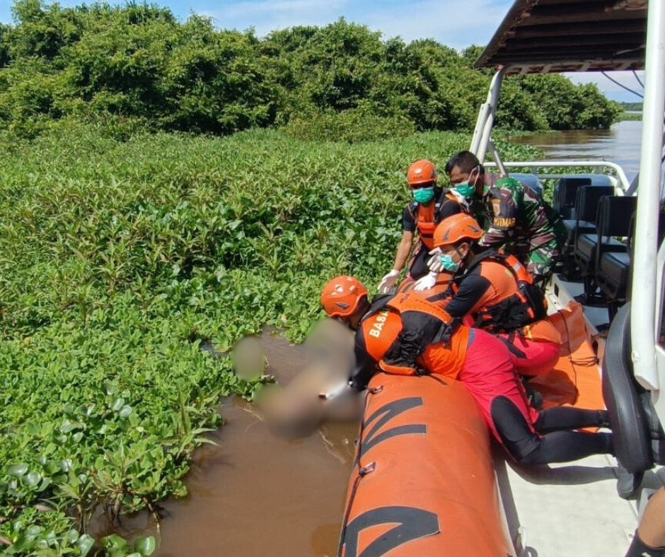 Sesosok mayat ditemukan seorang nelayan sekitar Perairan Pulau Panjang, Desa Sungai Kupah, Kecamatan Sungai Kakap, Kabupaten Kubu Raya di Sungai Kapuas, Senin (2/12) pagi