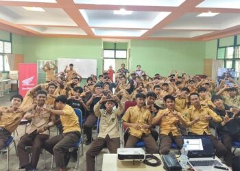 Edukasi #Cari_aman di SMAN 5 Pontianak, Membangun Kesadaran Keselamatan Berkendara di Kalangan Pelajar
