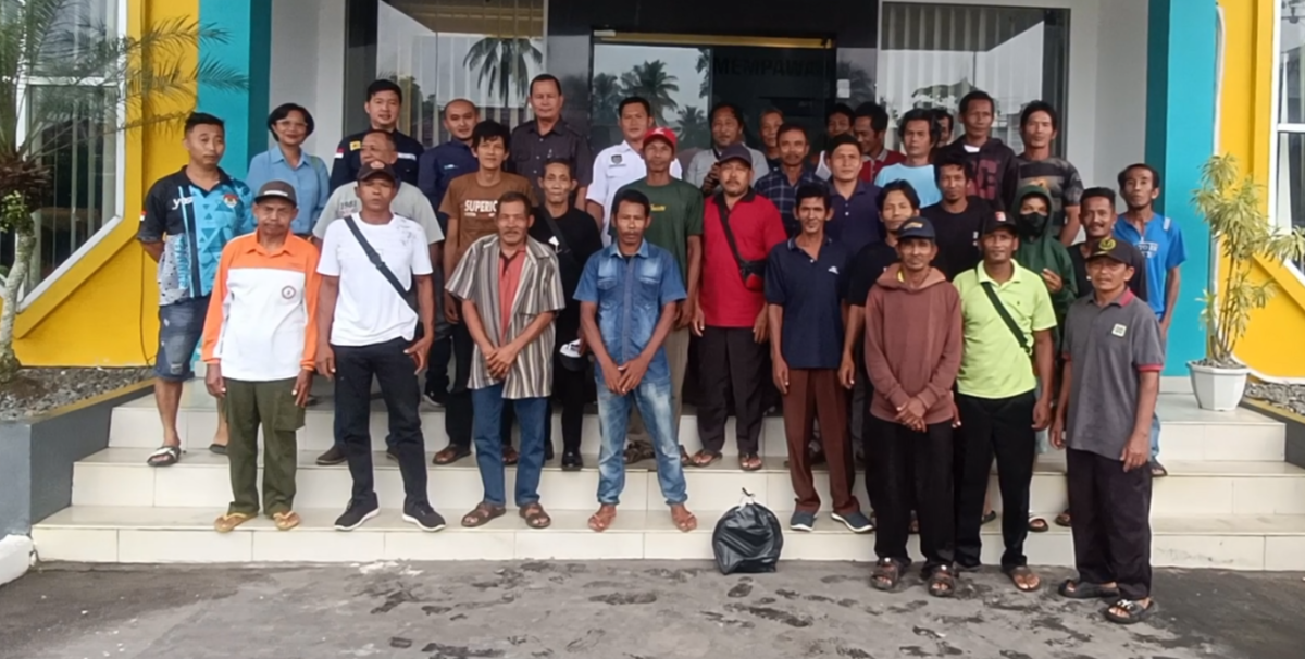 Sejumlah Warga Desa Kepayang Saat mendatangi UP3 PLN Mempawah
