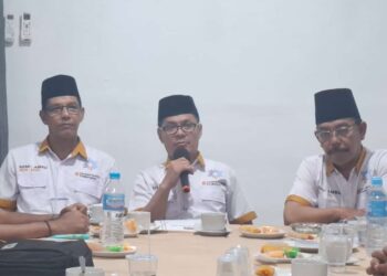 Pasangan nomor urut 2 Romi Wijaya dan Amru Chanwari didampingi partai koalisi melaksanakan konfresi pers seusai pelno KPU di hotel mahkota Sukadana, Senin (2/12/2024) malam. Foto (Bakri/Jurnalis.co.id)