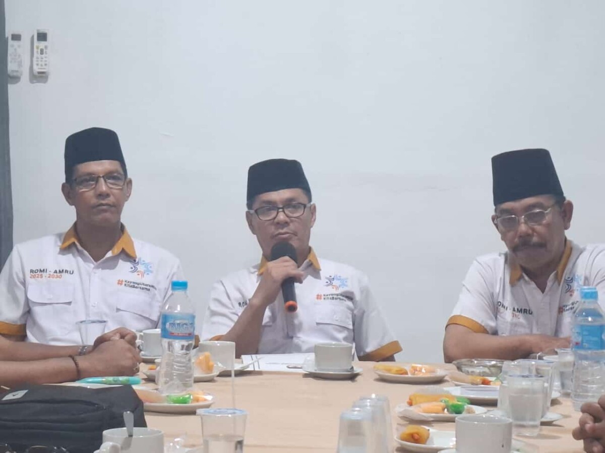 Pasangan nomor urut 2 Romi Wijaya dan Amru Chanwari didampingi partai koalisi melaksanakan konfresi pers seusai pelno KPU di hotel mahkota Sukadana, Senin (2/12/2024) malam. Foto (Bakri/Jurnalis.co.id)