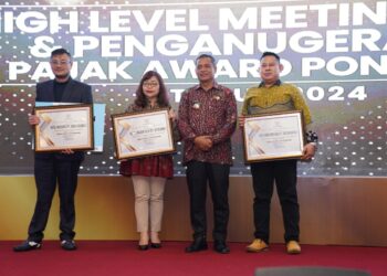 Pj Wali Kota Pontianak Edi Suryanto menyerahkan piagam penghargaan Pajak Award kepada pelaku usaha atas kepatuhan membayar pajak daerah.