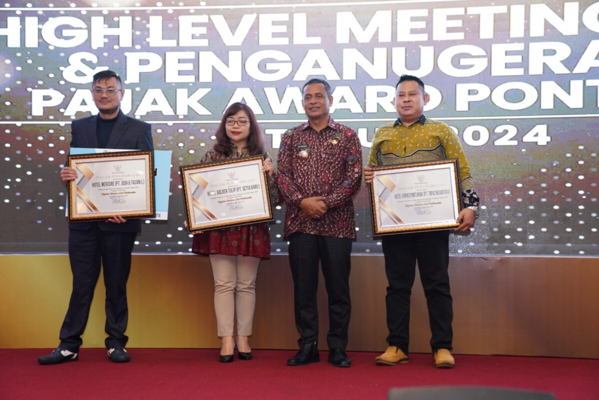 Pj Wali Kota Pontianak Edi Suryanto menyerahkan piagam penghargaan Pajak Award kepada pelaku usaha atas kepatuhan membayar pajak daerah.