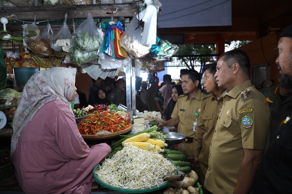 Pj Wako Pontianak Tinjau Ketersediaan Stok Pangan Masih Aman di Pasar Teratai