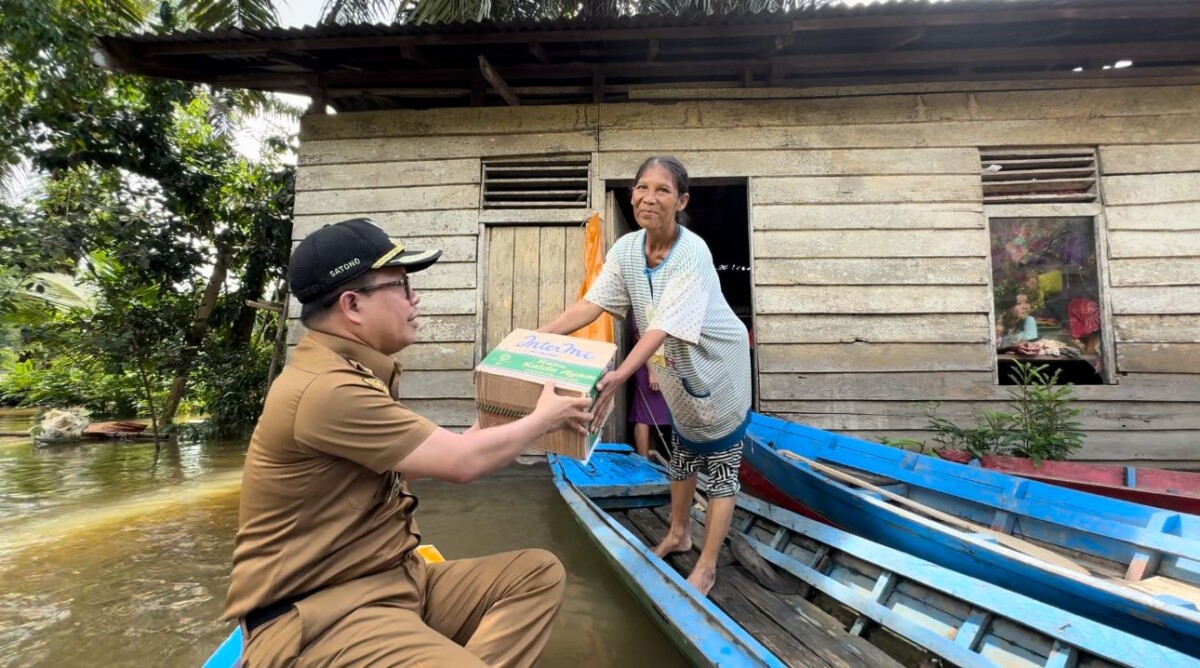 Bupati Sambas, Satono berikan bantuan kepada warga terdampak banjir di Kecamatan Sejangkung