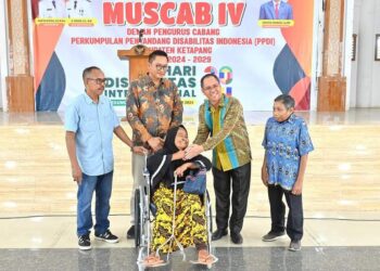 Caption: Pj Sekda, Donatus Franseda menjabat tangan salah satu penyandang disabilitas usai membuka Muscab PPDI. Foto: Prokopim Pemkab Ketapang.