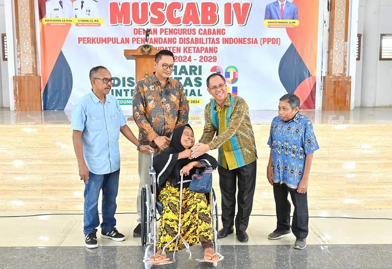 Caption: Pj Sekda, Donatus Franseda menjabat tangan salah satu penyandang disabilitas usai membuka Muscab PPDI. Foto: Prokopim Pemkab Ketapang.