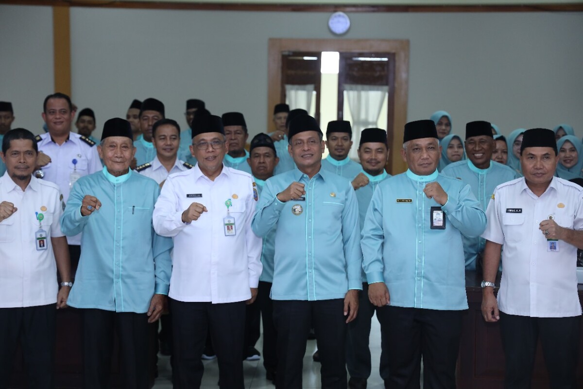 Caption Foto : Pj Wali Kota Pontianak Edi Suryanto sebelum melepas keberangkatan kafilah MTQ Kota Pontianak untuk mengikuti MTQ Tingkat Provinsi Kalbar.