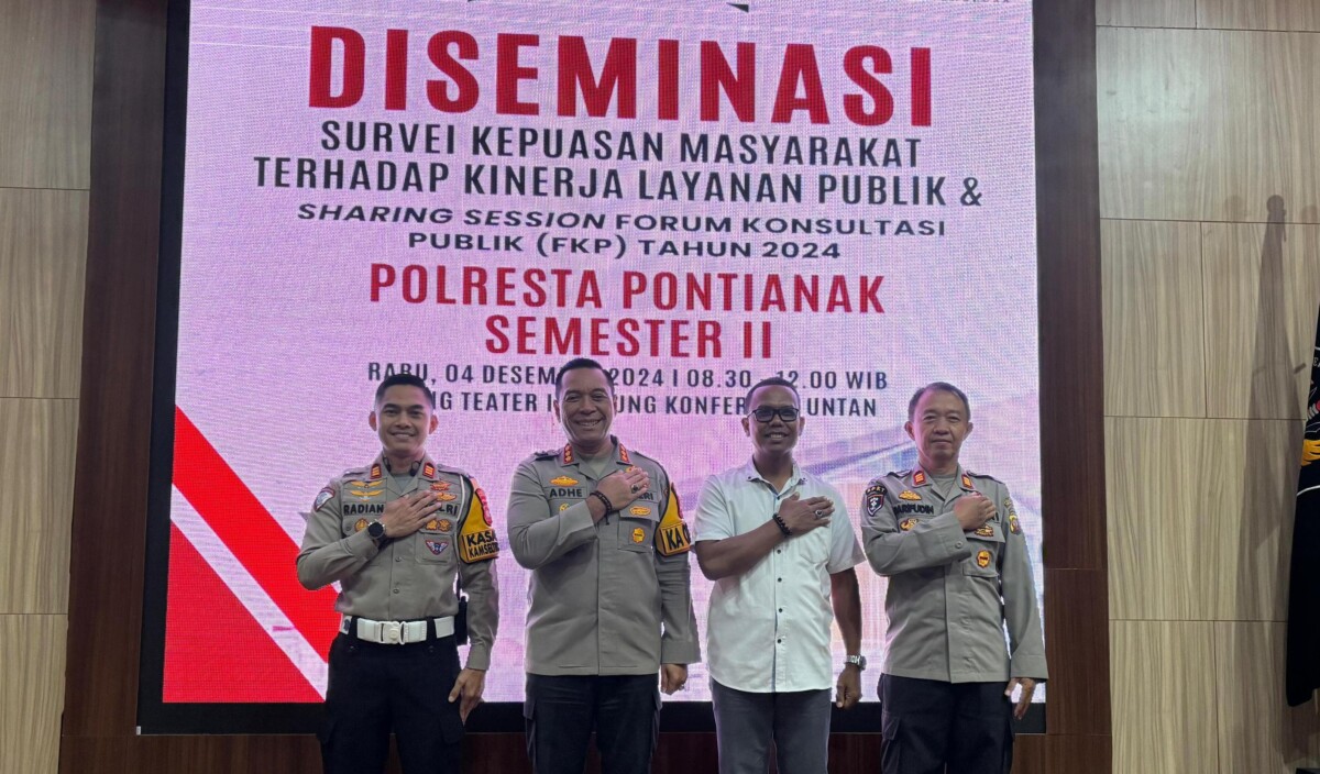 Kapolresta Pontianak Kombes Pol Adhe Hariadi didampingi Kasat Intel dan Kasatlantasnya saat berfoto bersama usai mendengar paparan hasil survei maupun penelitian atas layanan publik Polresta Pontianak dan jajaran. FOTO: Achmad Mundzirin/JURNALIS.co.id