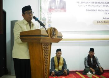 Pejabat PJ bupati Alfian Salam Saat melepas secara resmi kafilah Kabupaten Kayong Utara yang akan mengikuti Musabaqah Tilawatil Qur'an (MTQ) XXXII Tingkat Provinsi Kalimantan Barat di Kabupaten Landak. di Pondopo Bupati Kayong Utara pada Kamis (5/12/24) malam. Foto (Porkopim)