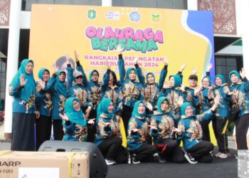 Foto Pj. Ketua TP PKK bersama ibu-ibu TP PKK diacara olahraga bersama (06/12/2024).