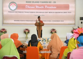 Pejabat PJ Bupati Kayong Utara Alfian saat memberikan sambutan Hari Ulang Tahun (HUT) ke-25 Dharma Wanita Persatuan (DWP) dan Hari Ibu ke-96 Tahun 2024 di Pendopo Bupati Sukadana, Kayong Utara. Jum'at (6/12/2024) Foto (Porkopim)