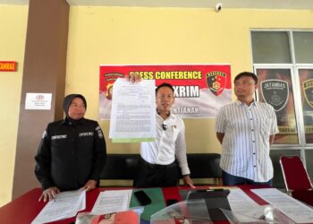 Kasatreskrim Polresta Pontianak Kompol Antonius Trias Kuncorojati menunjukan surat PH tersangka pencabulan terhadap anak bawah umur yang menolak untuk dilakukan pemanggilan terkait dengan pemeriksaan lie detector. FOTO: Achmad Mundzirin/JURNALIS.co.id